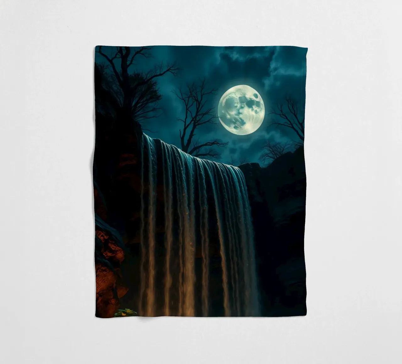 Cascata illuminata dalla luna che si getta sulle rocce in una notte serena coperta in pile da DesignDoodle