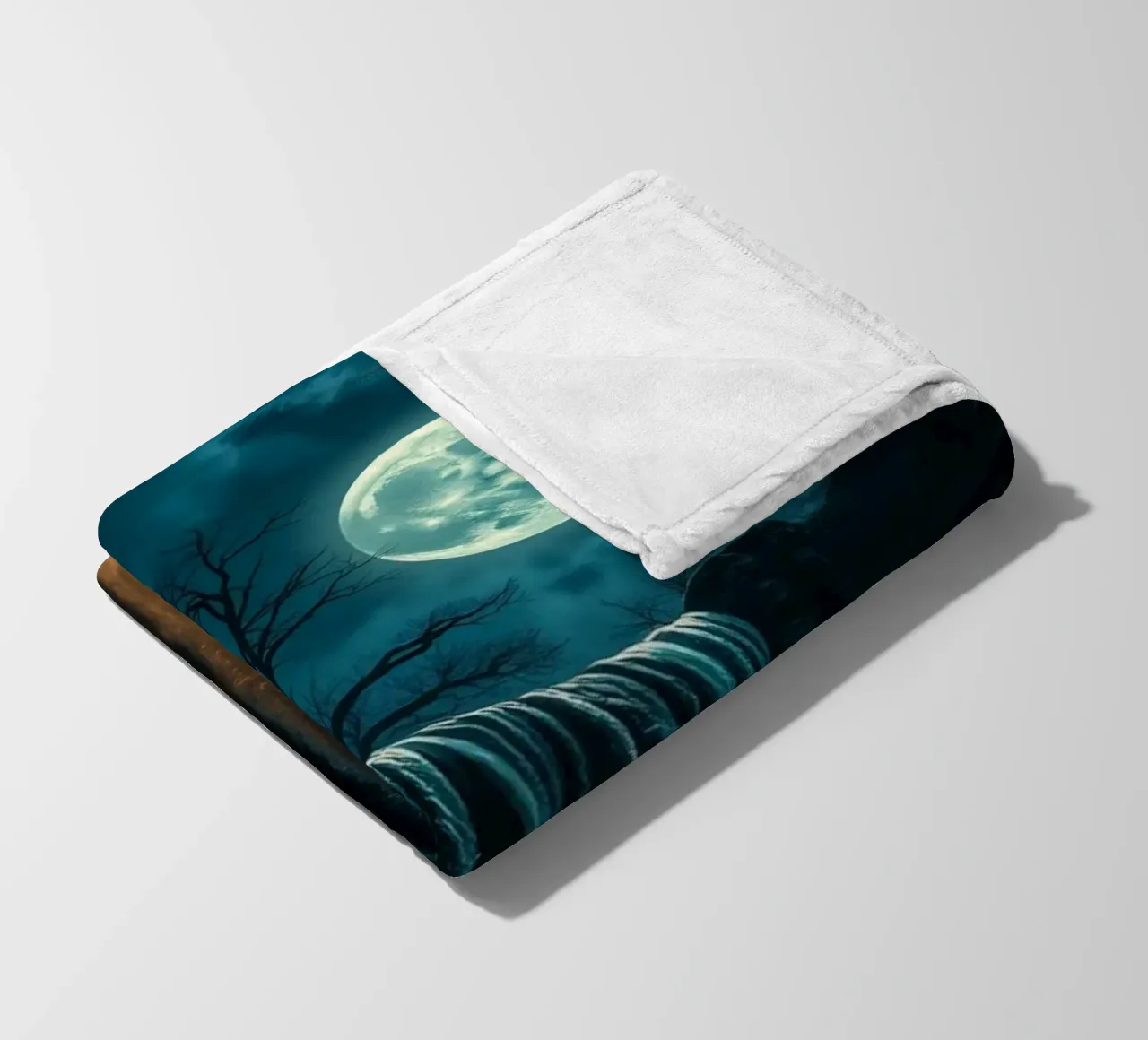 Cascata illuminata dalla luna che si getta sulle rocce in una notte serena coperta in pile da DesignDoodle