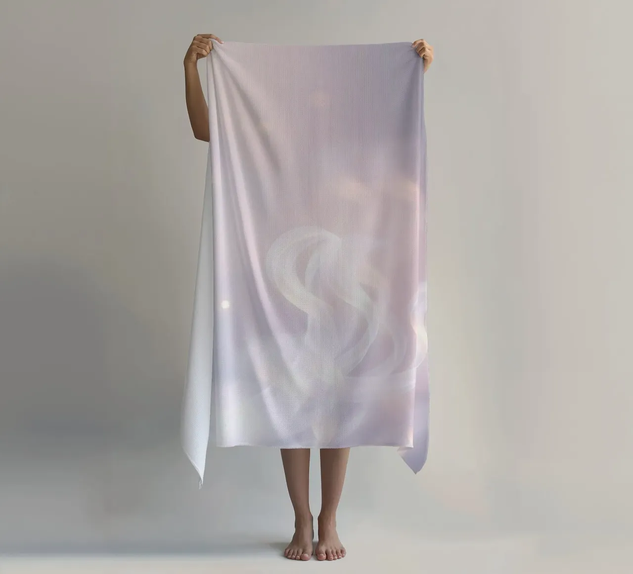 Fond abstrait doux avec des textures vaporeuses et des couleurs douces serviette de plage de DesignDoodle