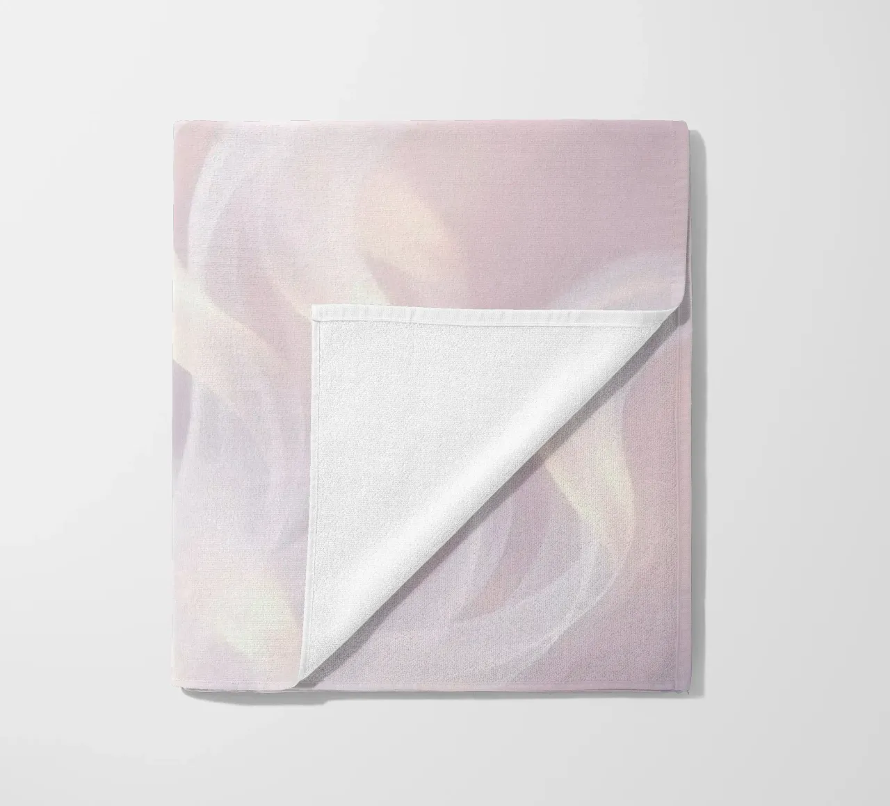 Fond abstrait doux avec des textures vaporeuses et des couleurs douces serviette de plage de DesignDoodle