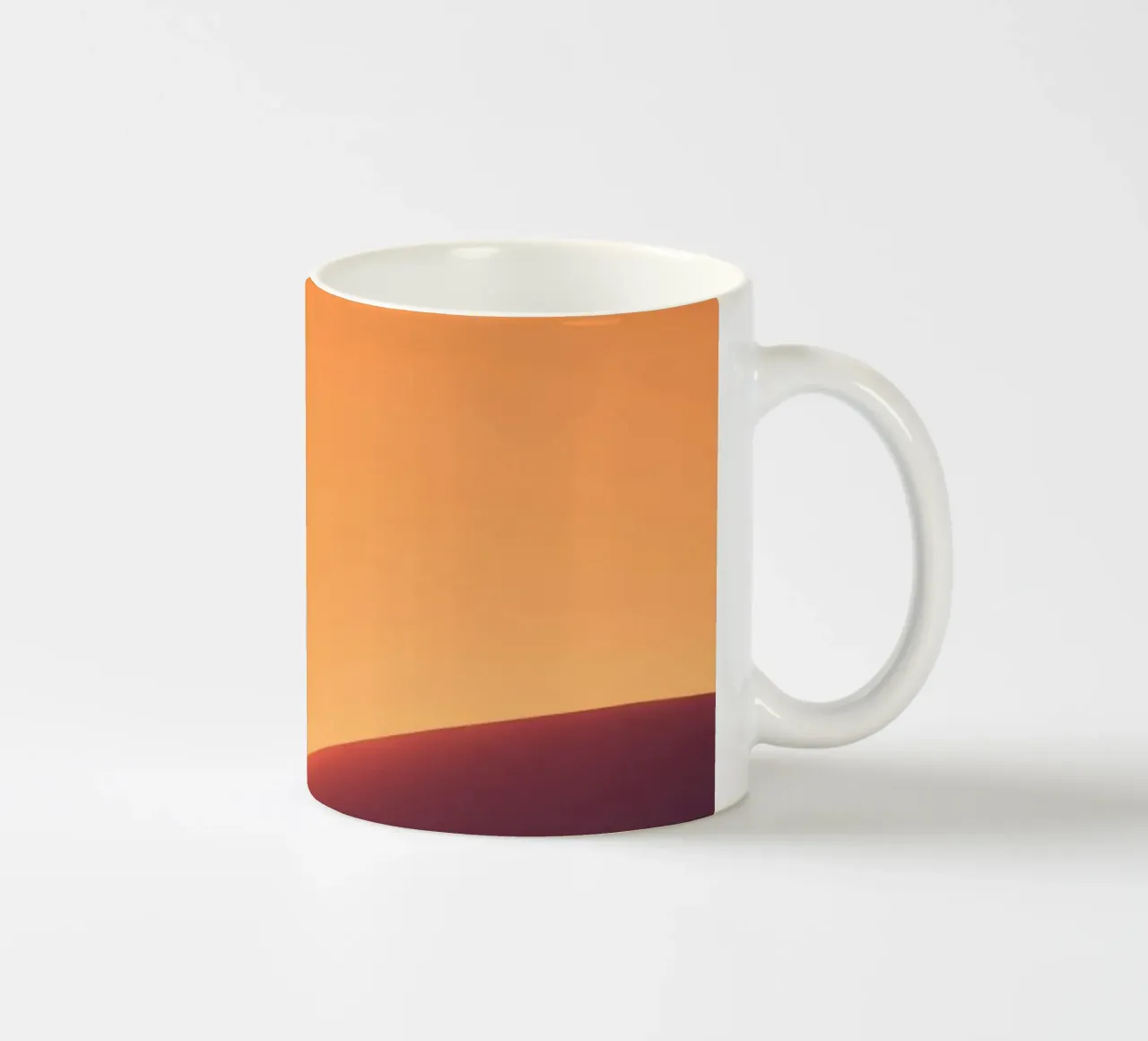 colline levigate sotto un cielo sfumato al tramonto con un caldo arancione tazza in ceramica da DesignDoodle