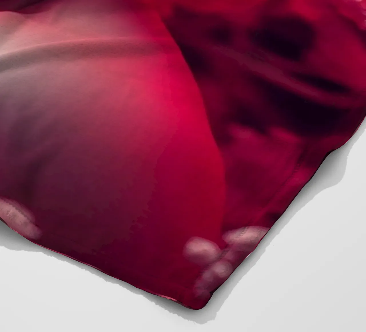Donna splendida con acconciatura elegante circondata da fiori coperta in pile da DesignDoodle