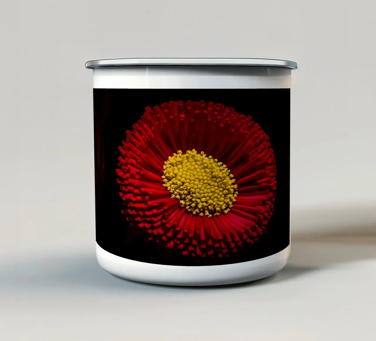 Margherita rossa tazza in smalto da Marcus Beckert | Fotografie