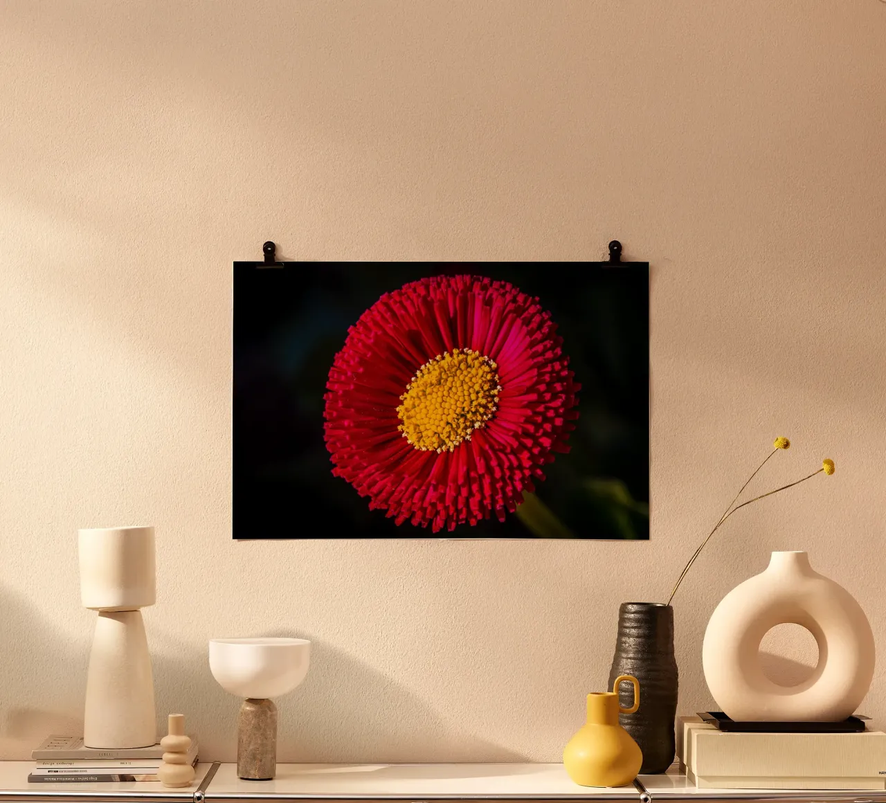 Margherita rossa in primavera poster con telaio in plastica da Marcus Beckert | Fotografie