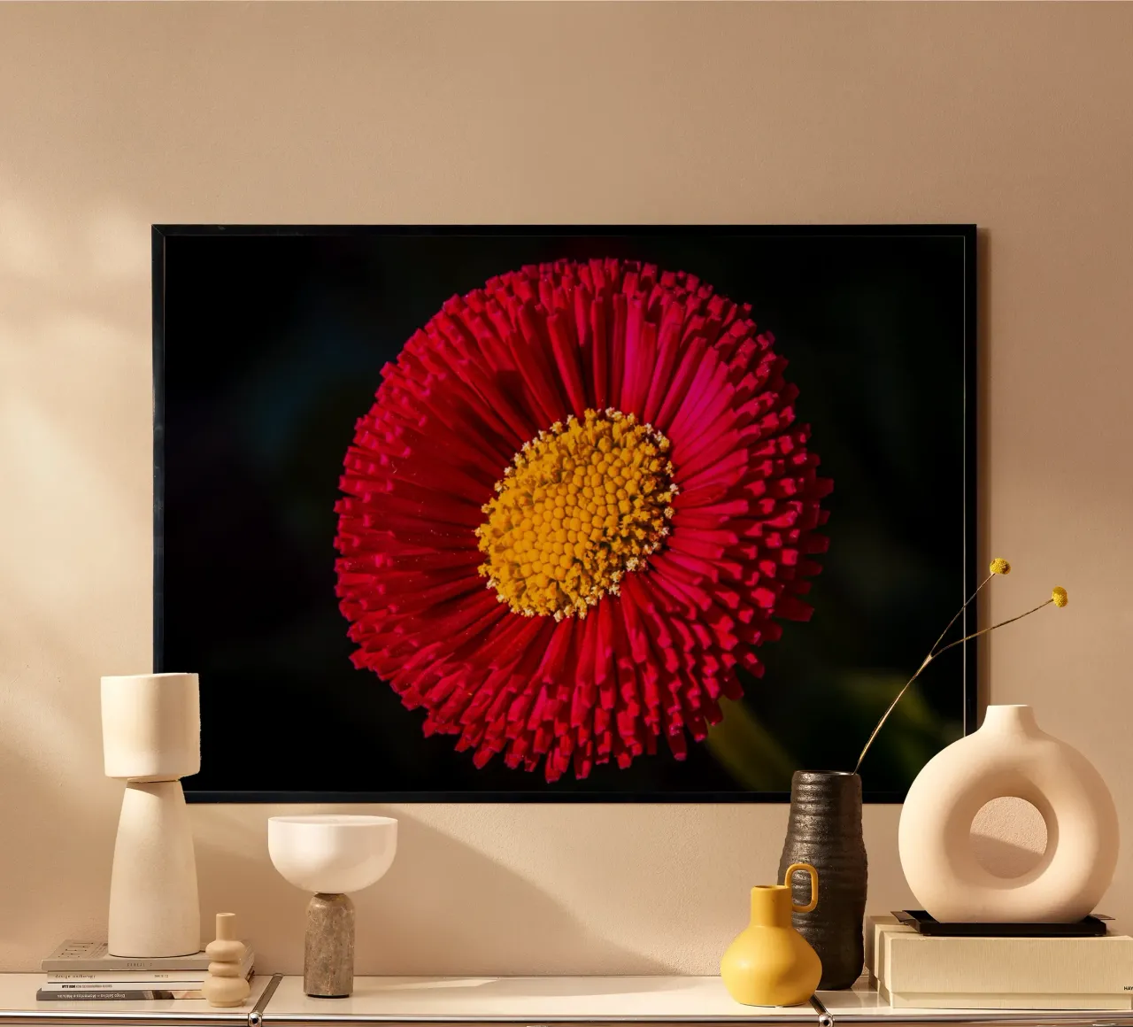 Margherita rossa in primavera poster con telaio in plastica da Marcus Beckert | Fotografie