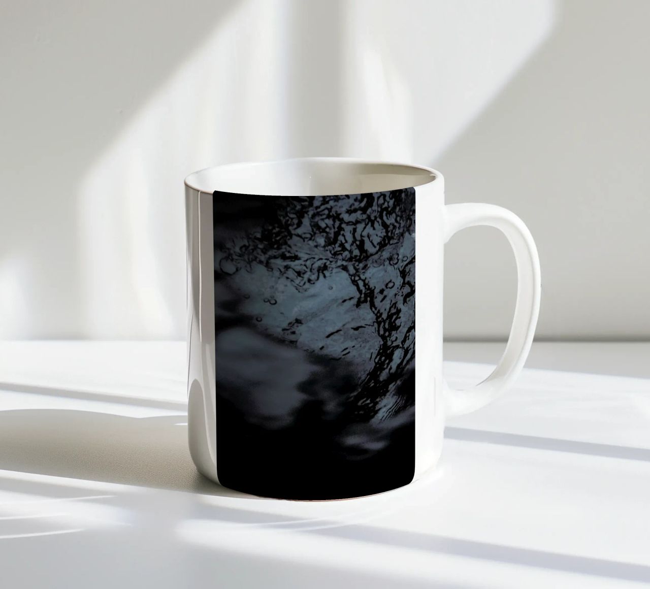 Water Pattern 3 tazza in ceramica da Chris Abatzis