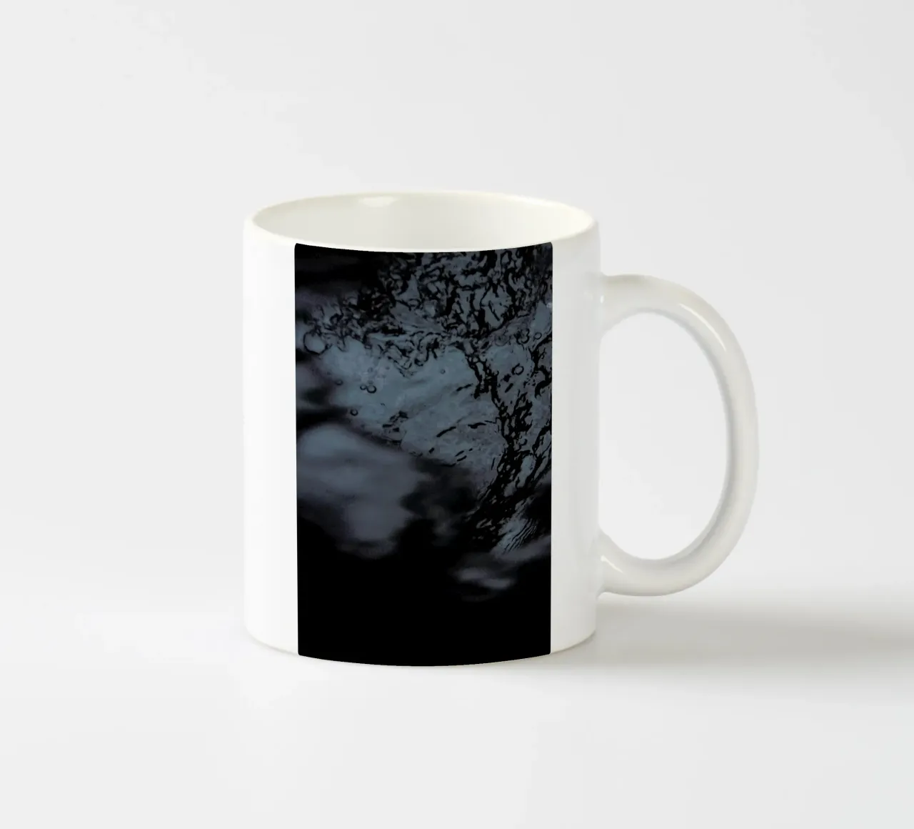 Water Pattern 3 Keramik Tasse von Chris Abatzis