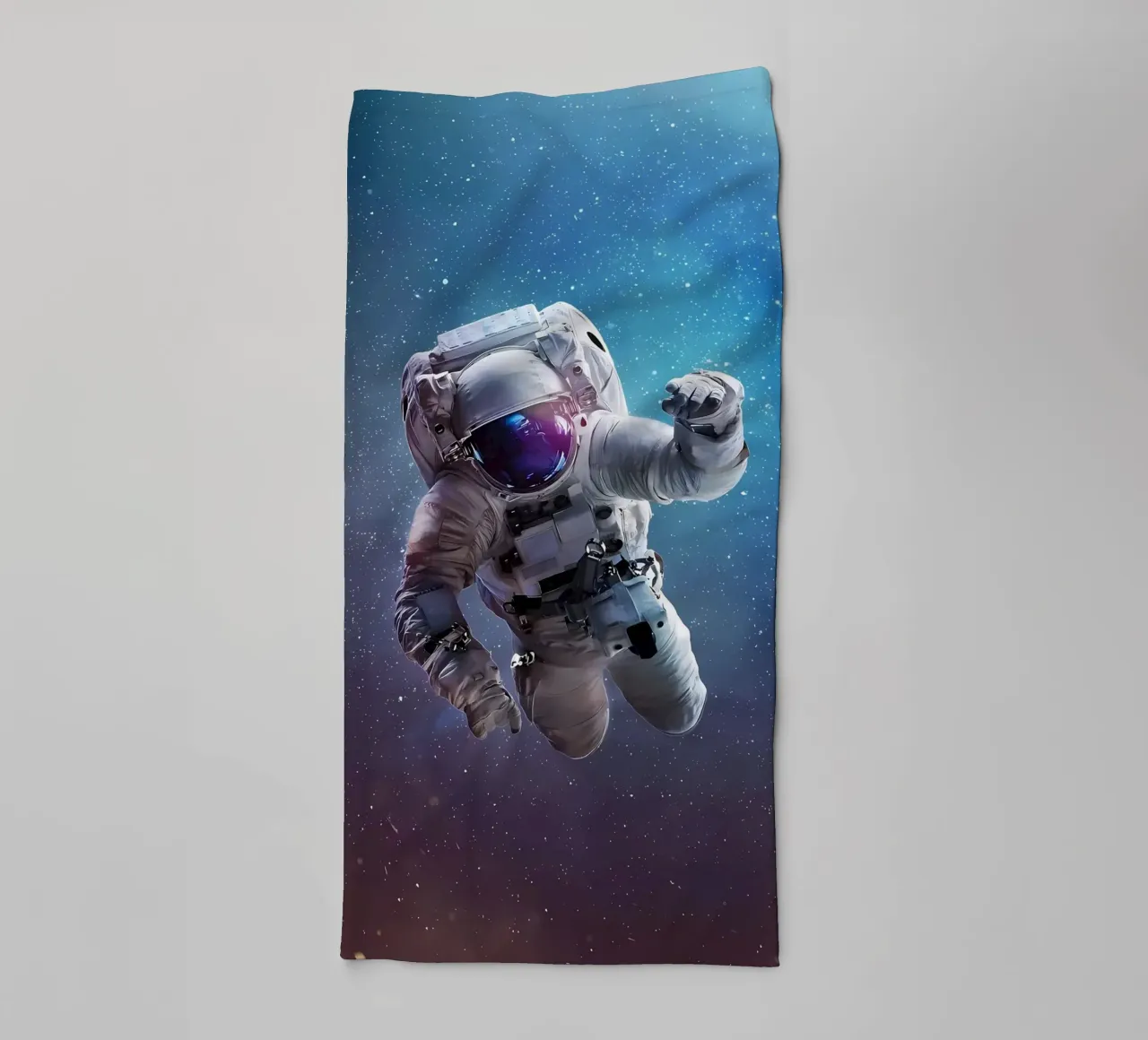 Astronauta in una galassia luminosa asciugamano da bagno da Delaplane