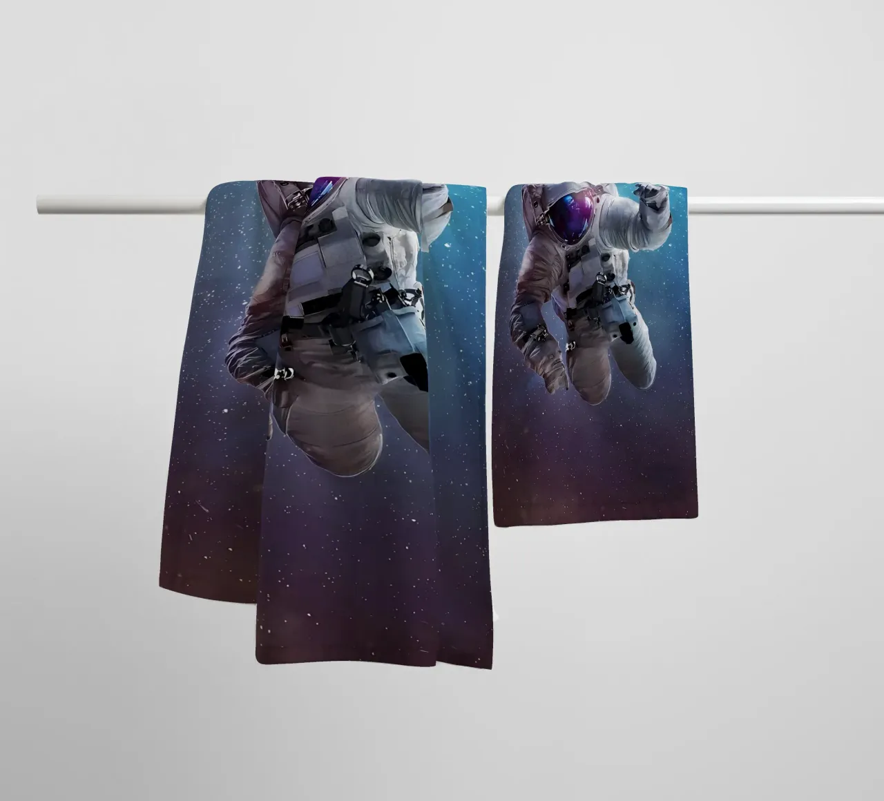 Astronauta in una galassia luminosa asciugamano da bagno da Delaplane