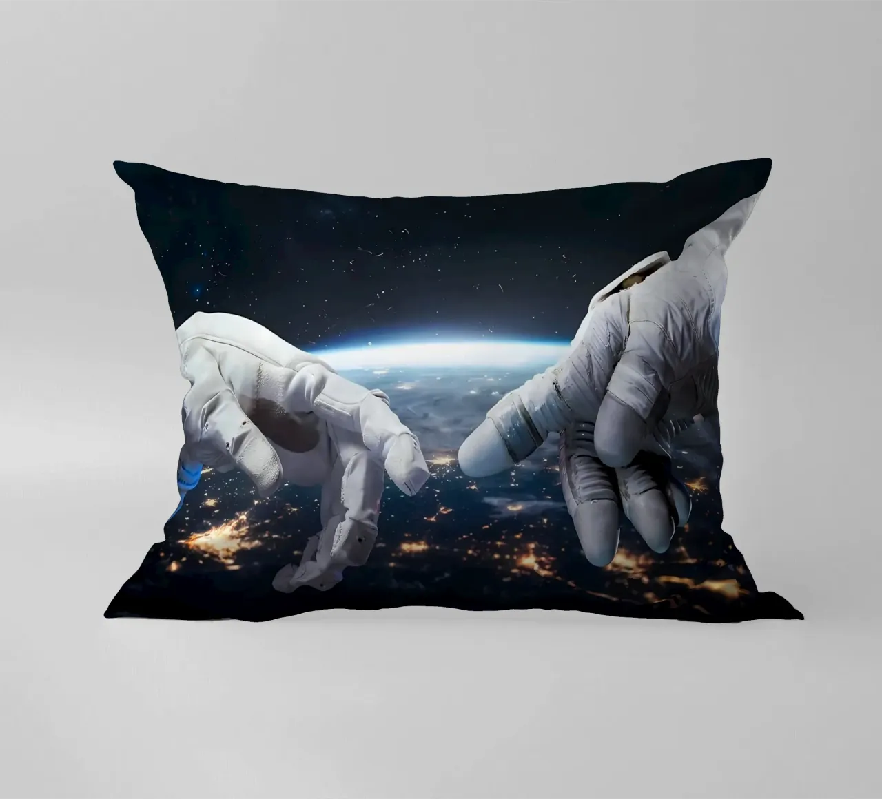 Mani di astronauta e robot cuscino da Delaplane