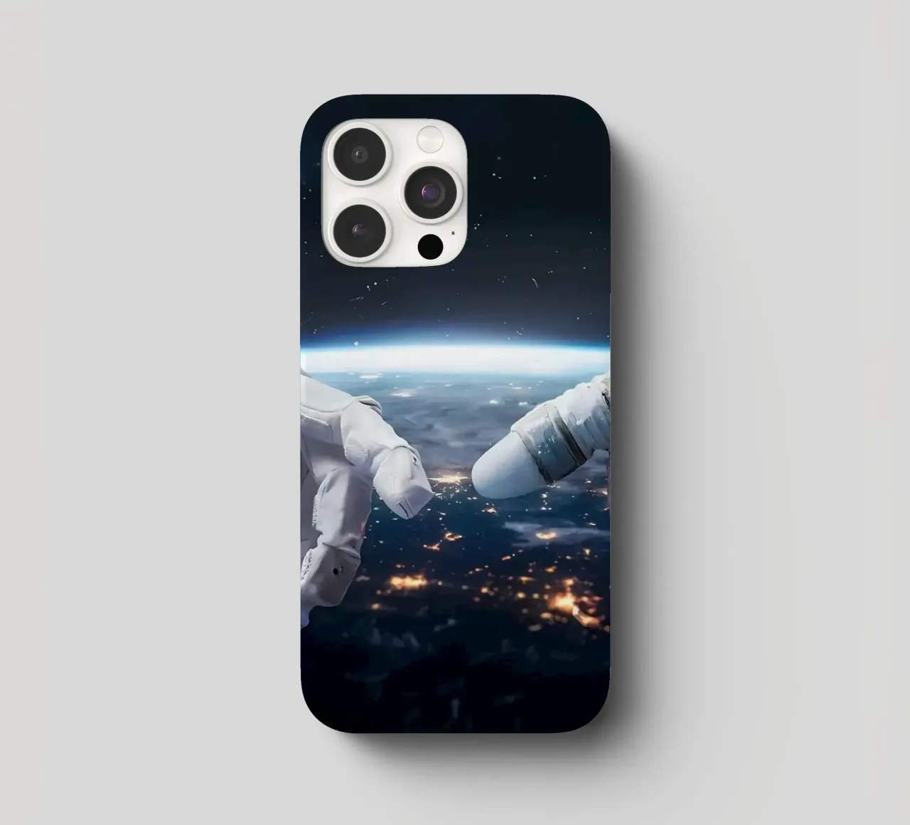 Mani di astronauta e robot cover iphone da Delaplane
