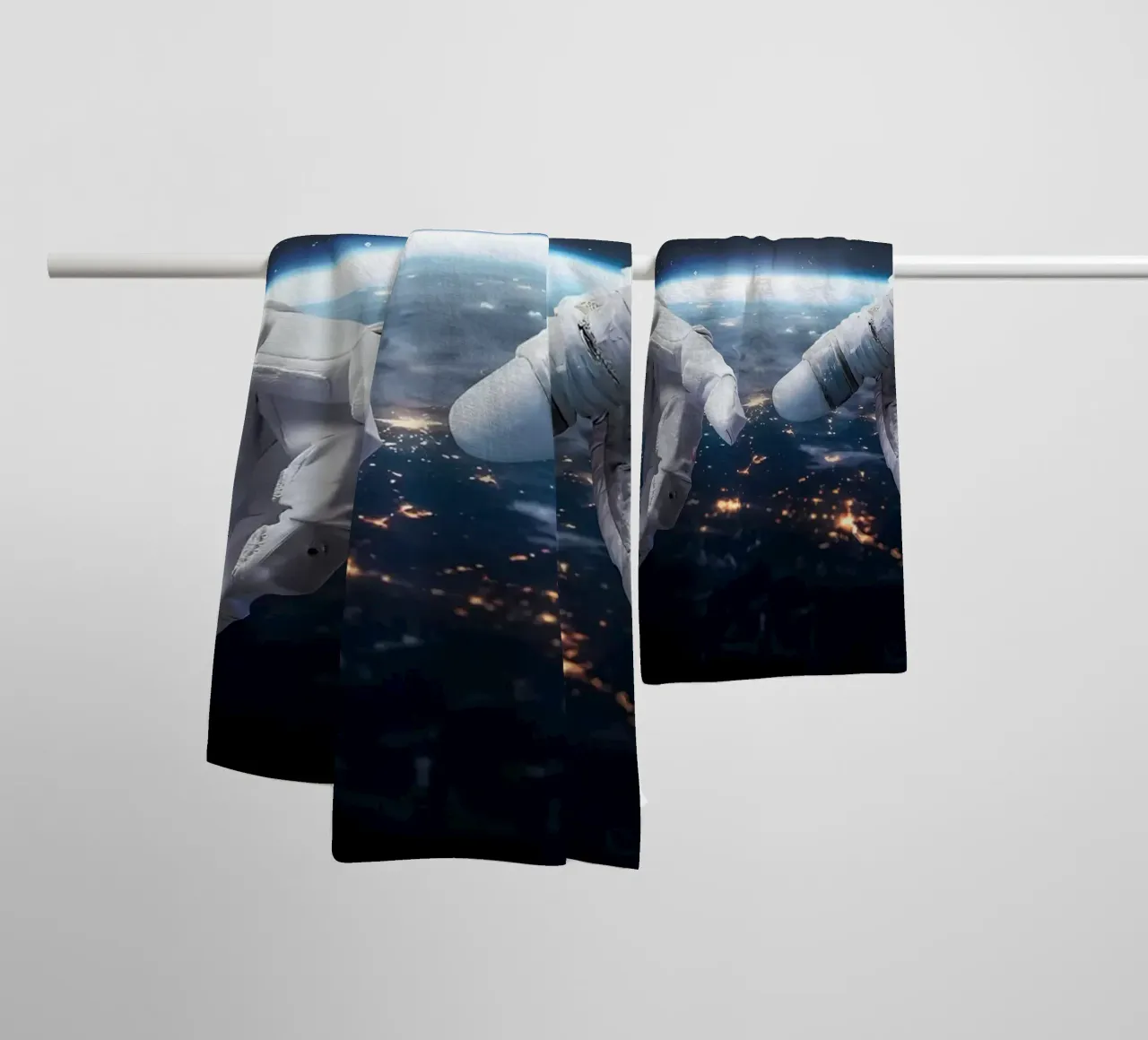 Mani di astronauta e robot asciugamano da bagno da Delaplane