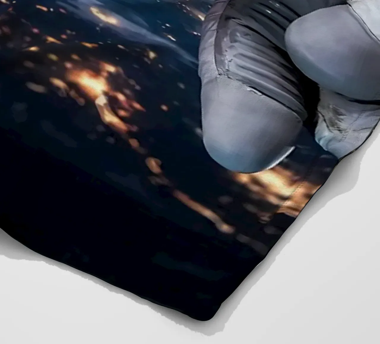 Mani di astronauta e robot coperta in pile da Delaplane