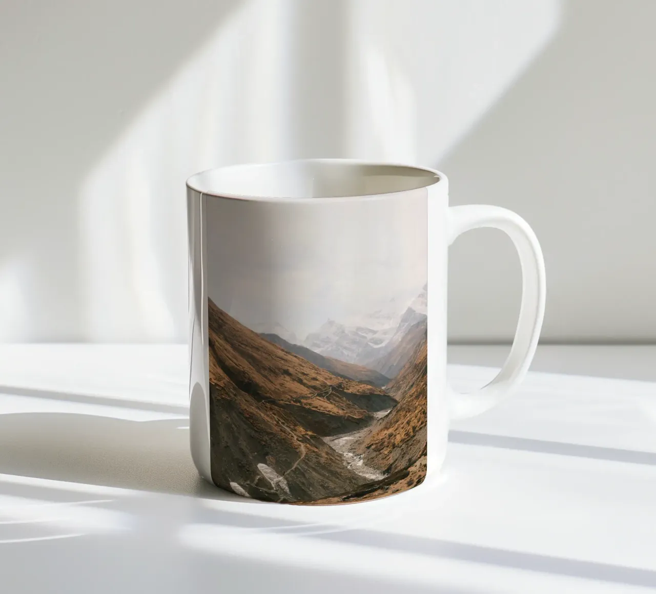 Winding Trails of the Himalayas tazza in ceramica da FujiPrints