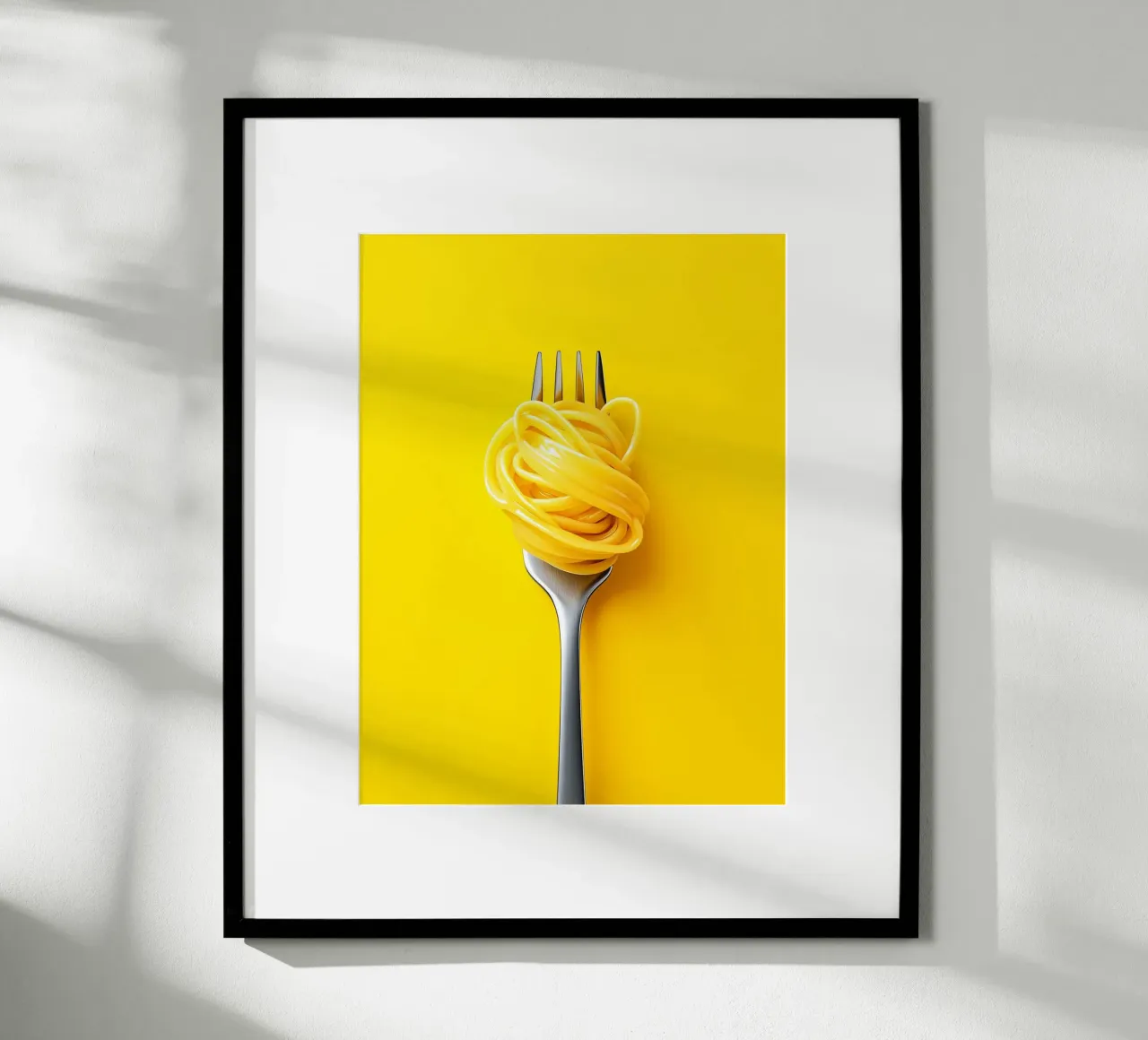 Spaghetti su sfondo giallo poster con telaio in alluminio da Spice & Style