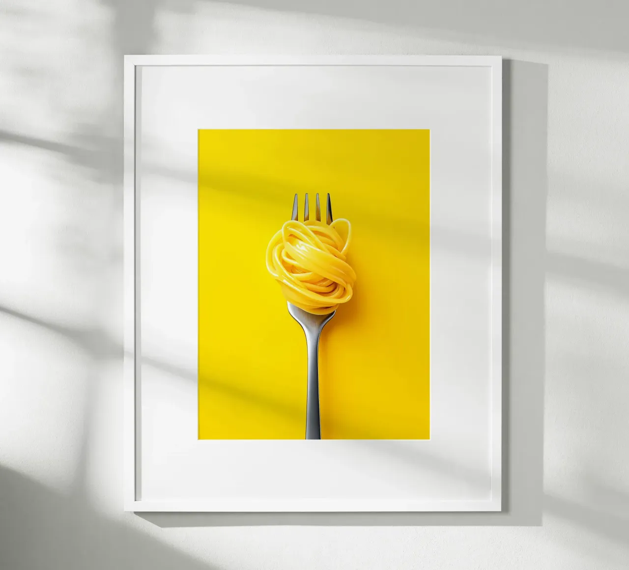 Spaghetti su sfondo giallo poster con telaio in alluminio da Spice & Style