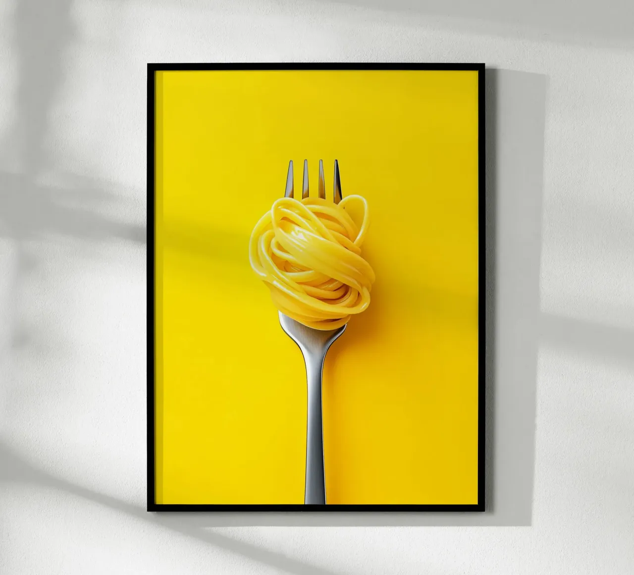 Spaghetti su sfondo giallo poster con telaio in alluminio da Spice & Style