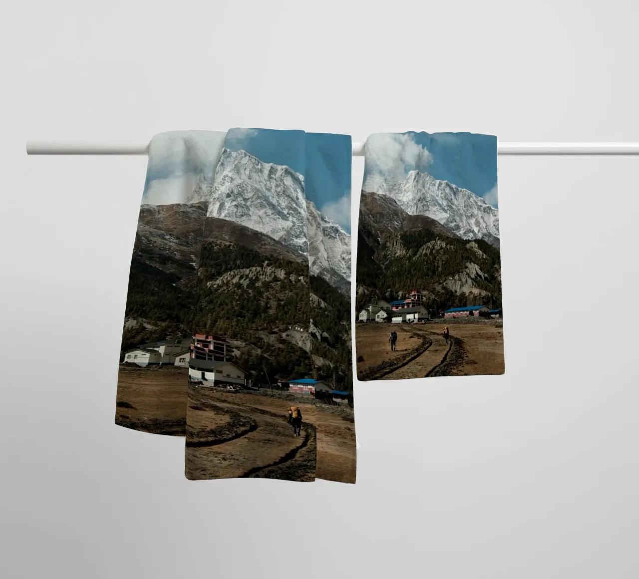 Path to the Peaks toalla de baño de FujiPrints
