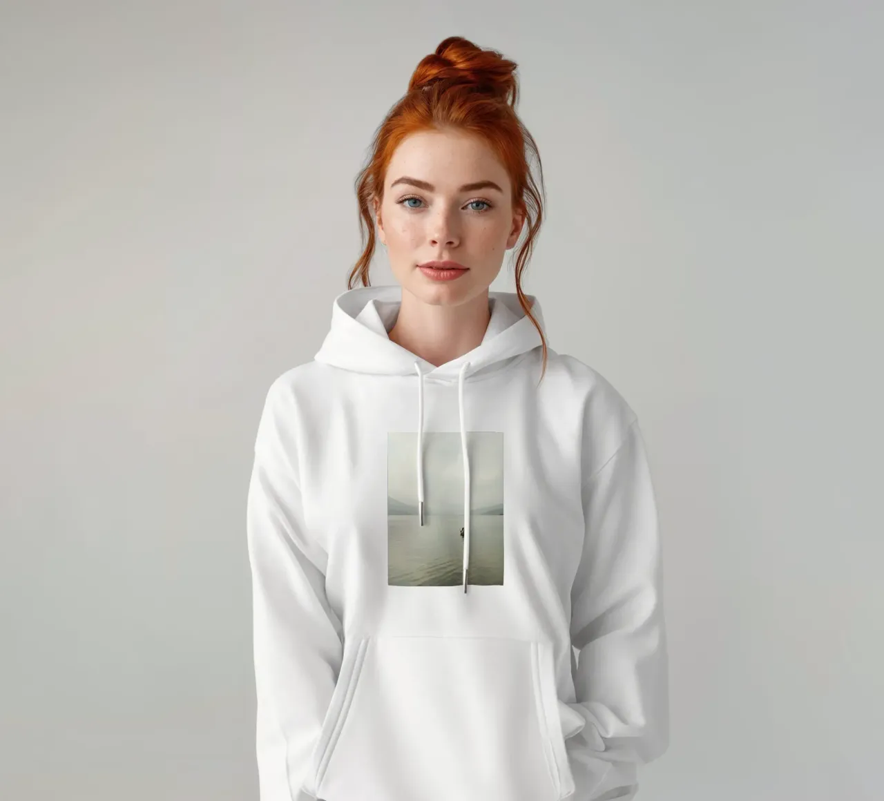 Solitude on Phewa Lake felpa con cappuccio da FujiPrints