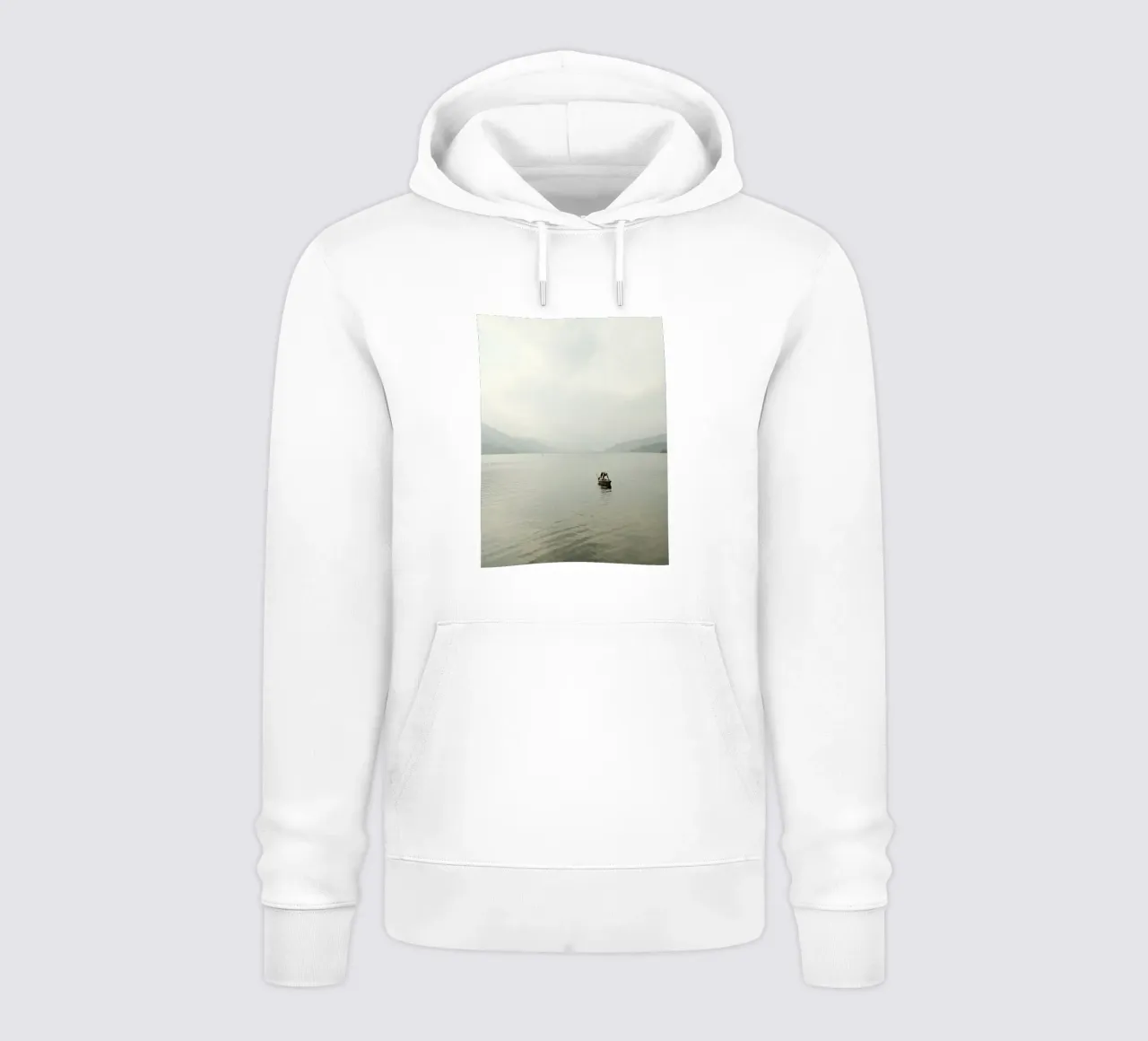 Solitude on Phewa Lake felpa con cappuccio da FujiPrints