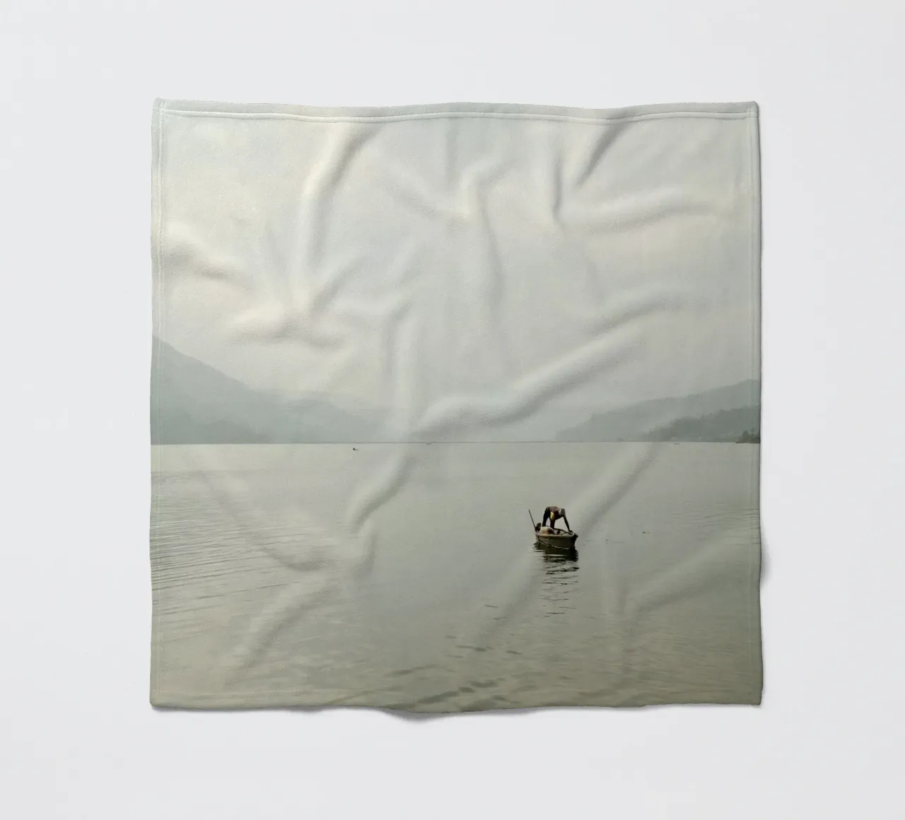 Solitude on Phewa Lake coperta in pile da FujiPrints