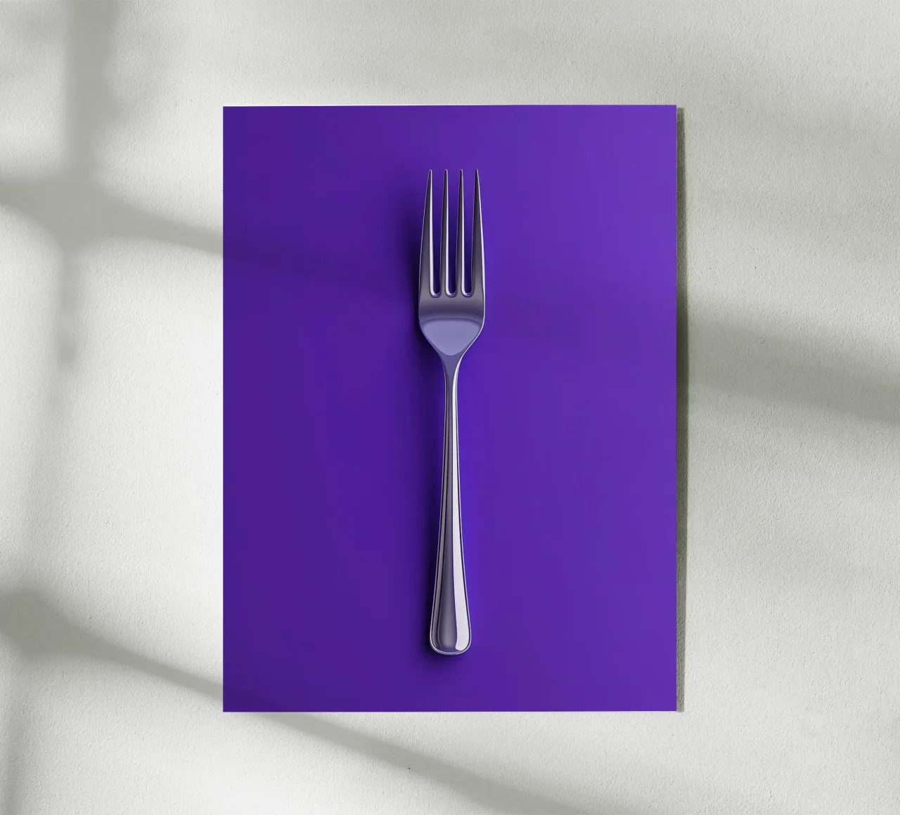 Forchetta d'argento su sfondo viola plexiglass da Spice & Style