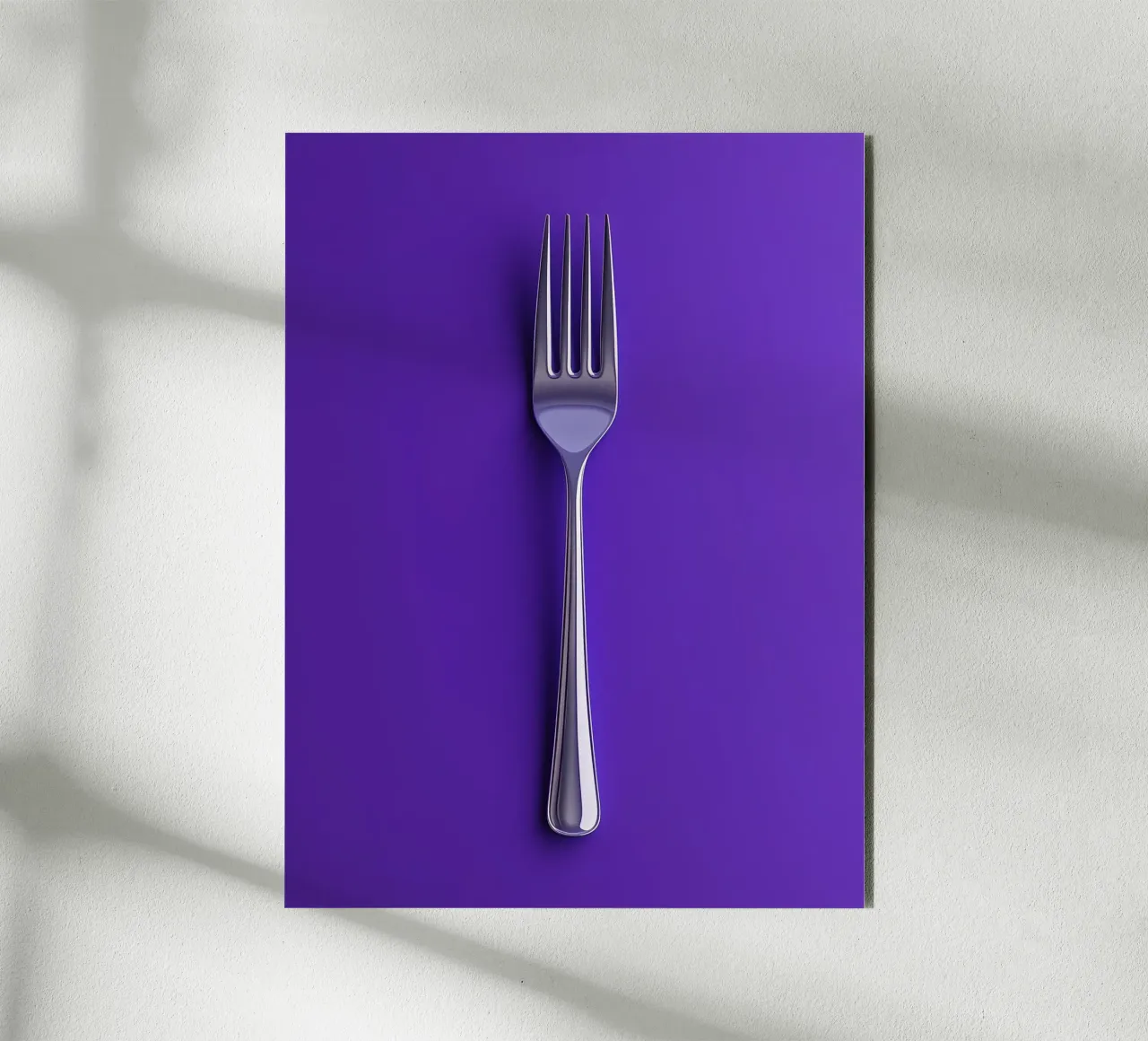 Forchetta d'argento su sfondo viola alluminio dibond da Spice & Style