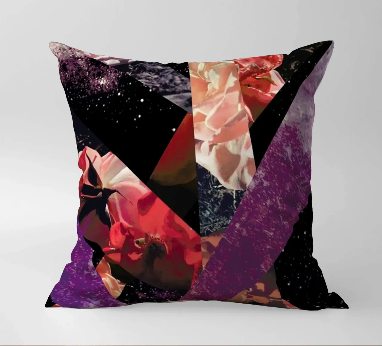 Roses in the galaxy cuscino da Vasare Nar