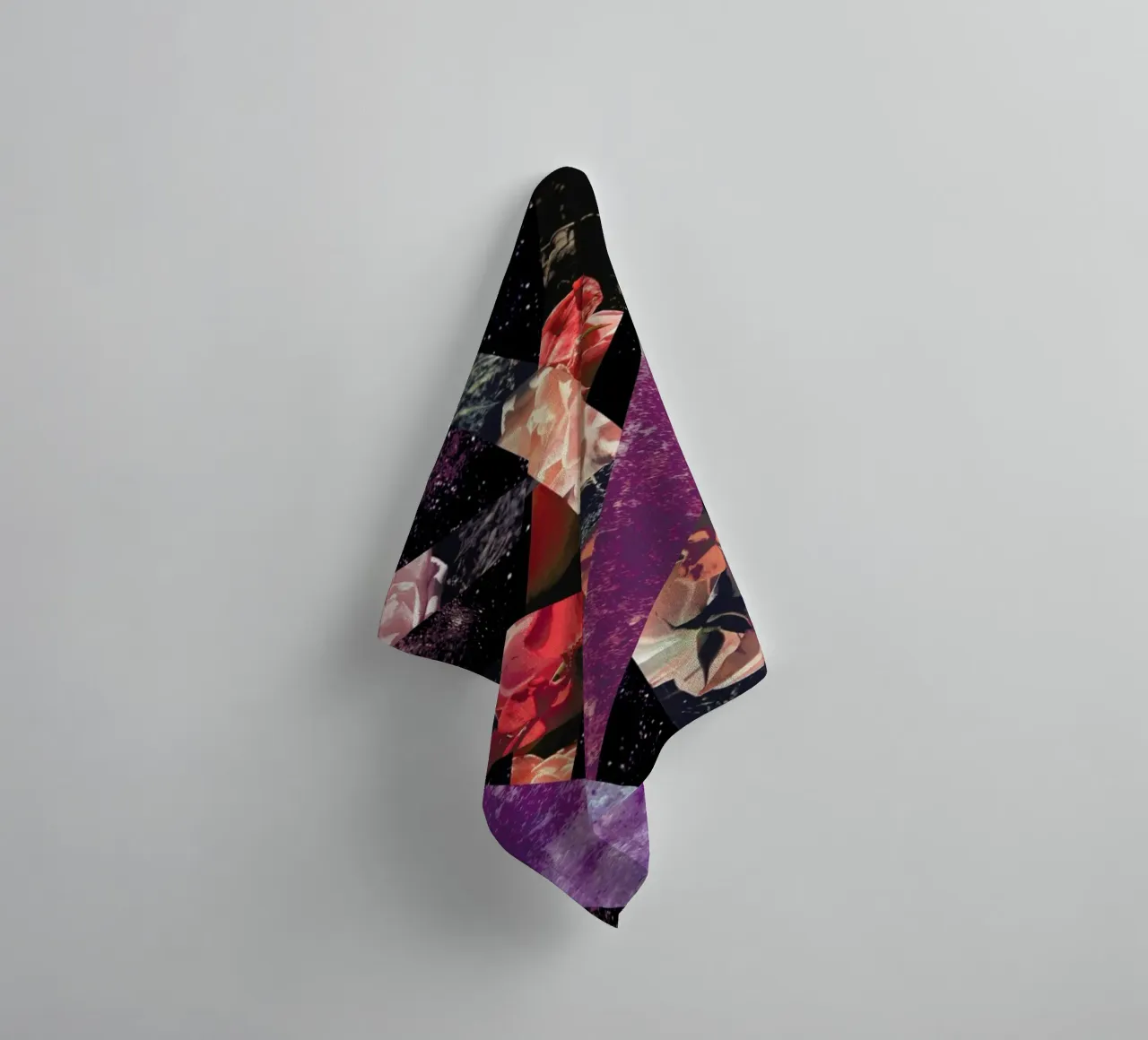Roses in the galaxy asciugamano da bagno da Vasare Nar