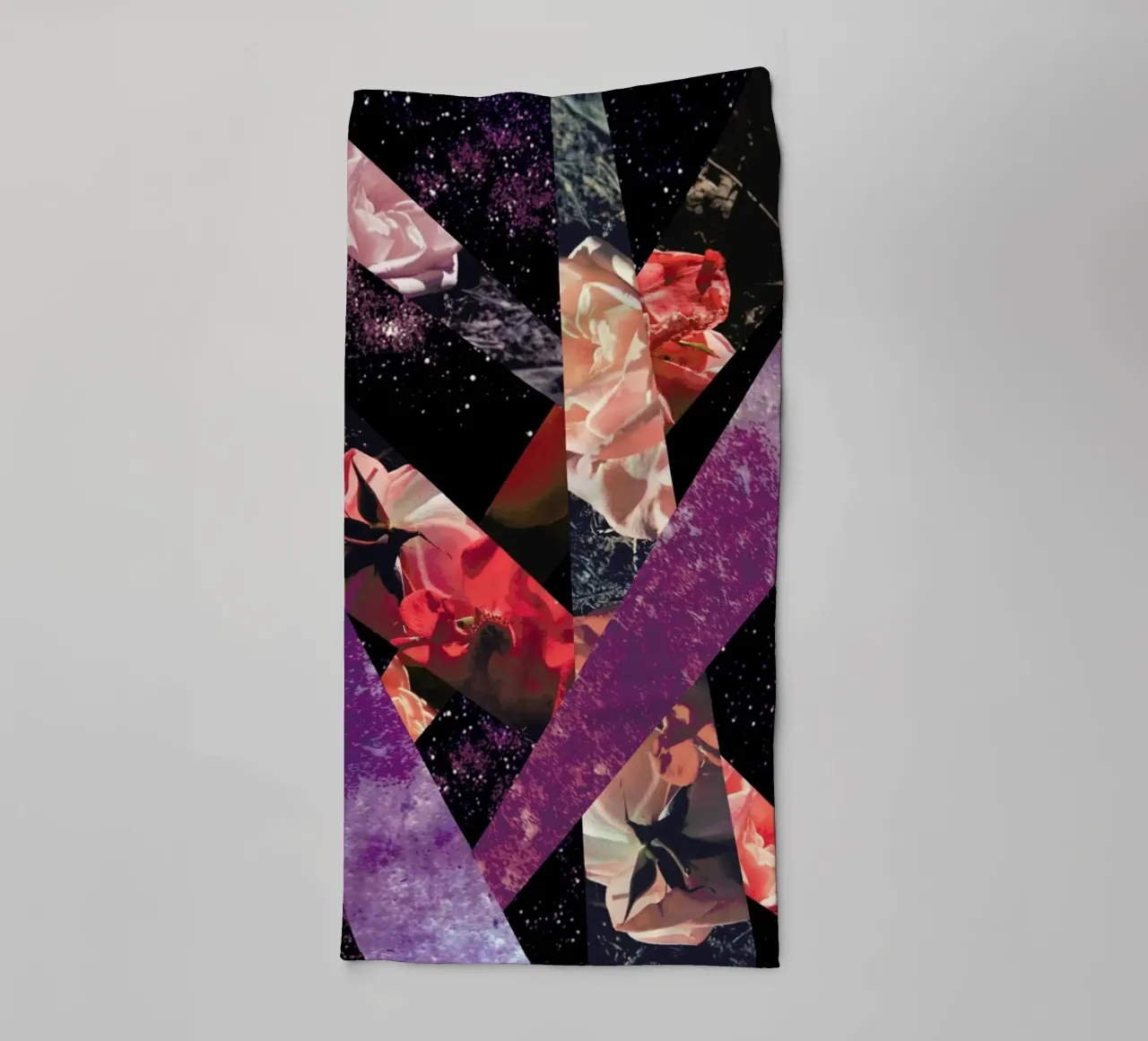 Roses in the galaxy asciugamano da bagno da Vasare Nar