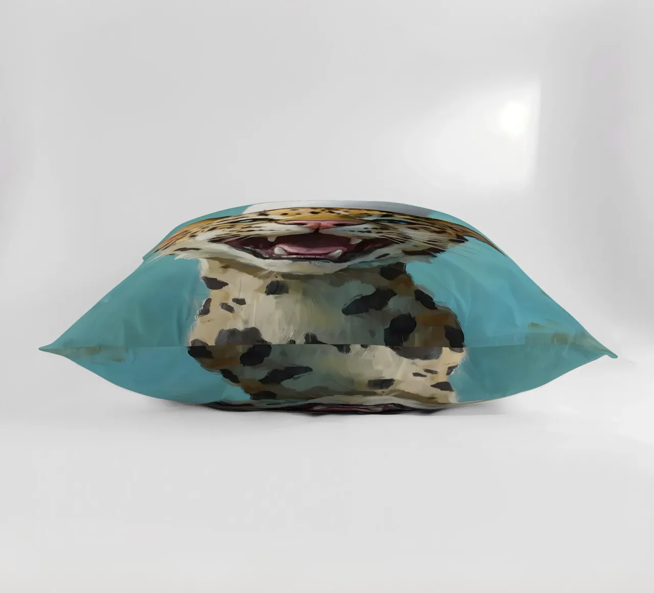 Leopardo con cappello di carta igienica cuscino da Ginnery