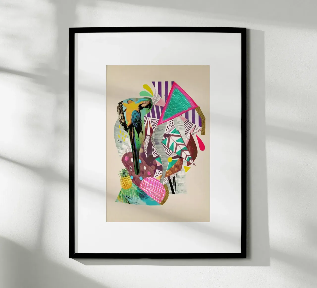 Tropicana macaw poster con telaio in legno da Vasare Nar