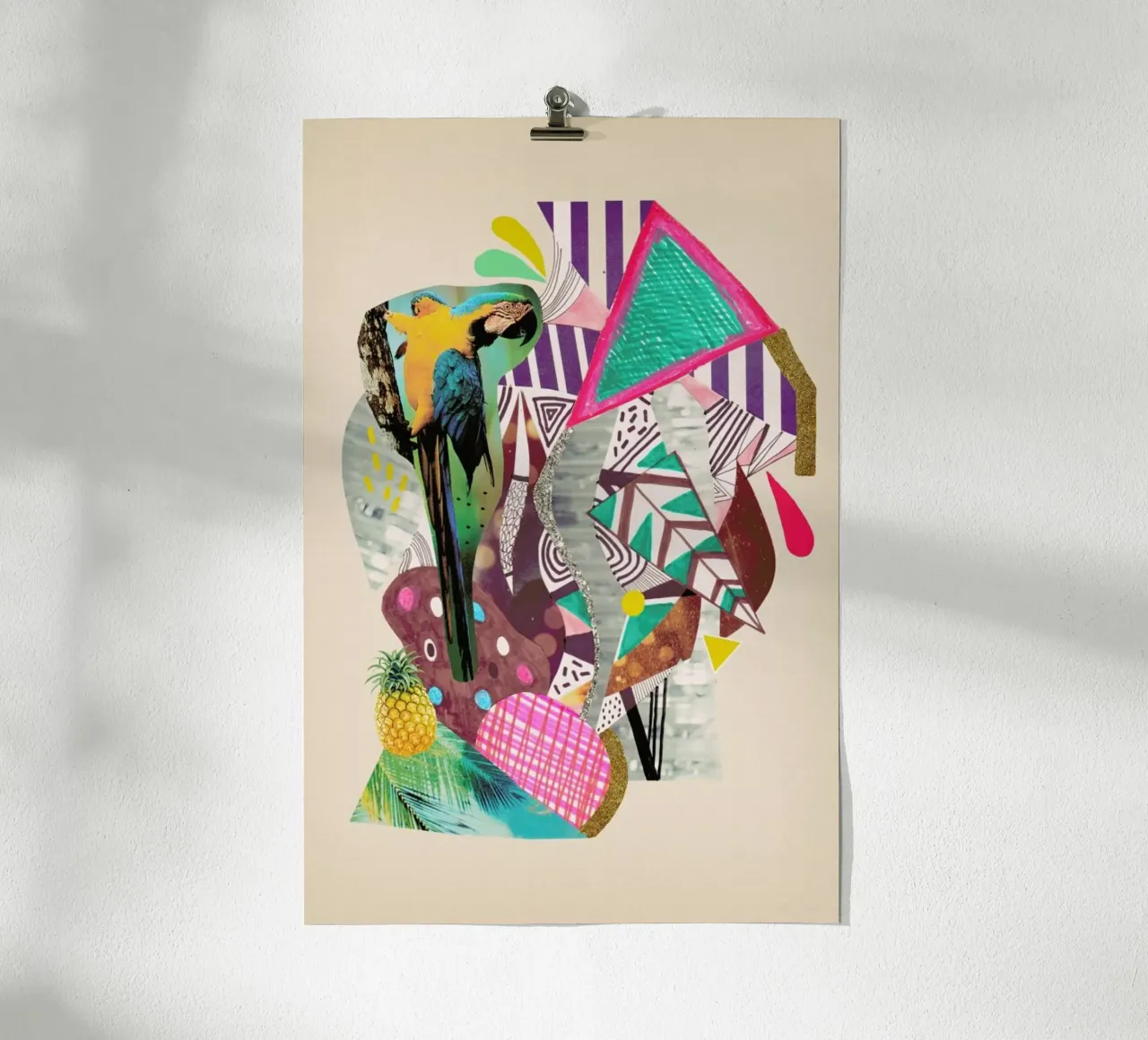Tropicana macaw poster con telaio in legno da Vasare Nar