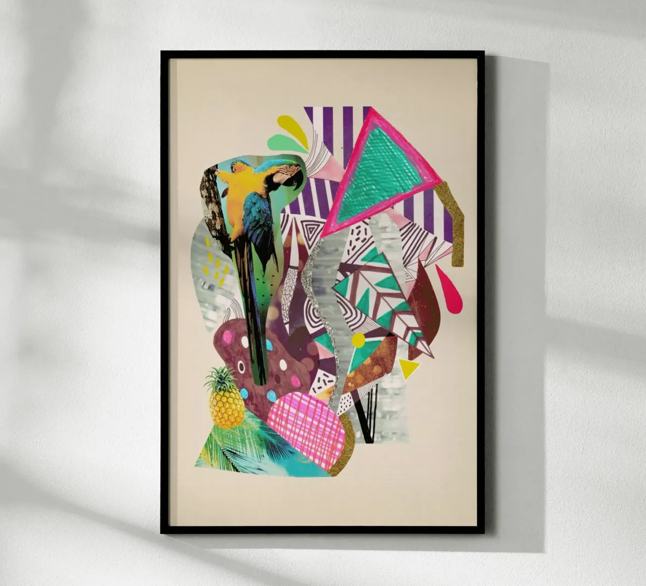 Tropicana macaw poster con telaio in legno da Vasare Nar