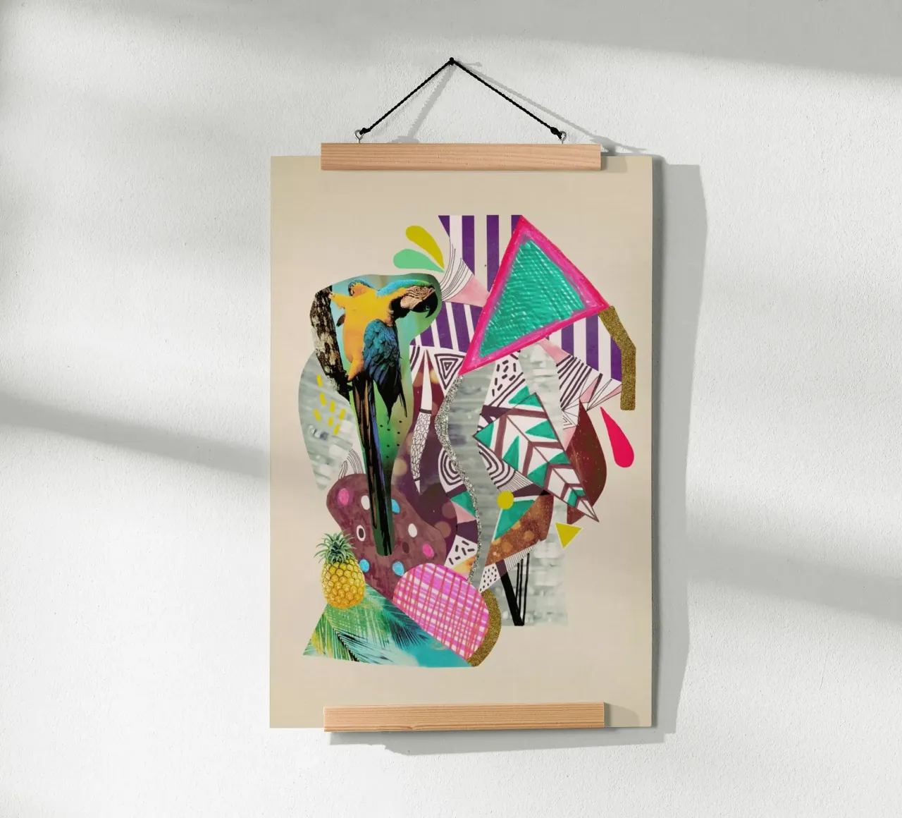 Tropicana macaw poster con telaio in legno da Vasare Nar