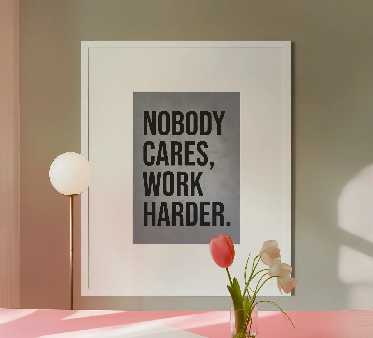 Non importa a nessuno, lavorate di più poster con telaio in legno da Delaplane