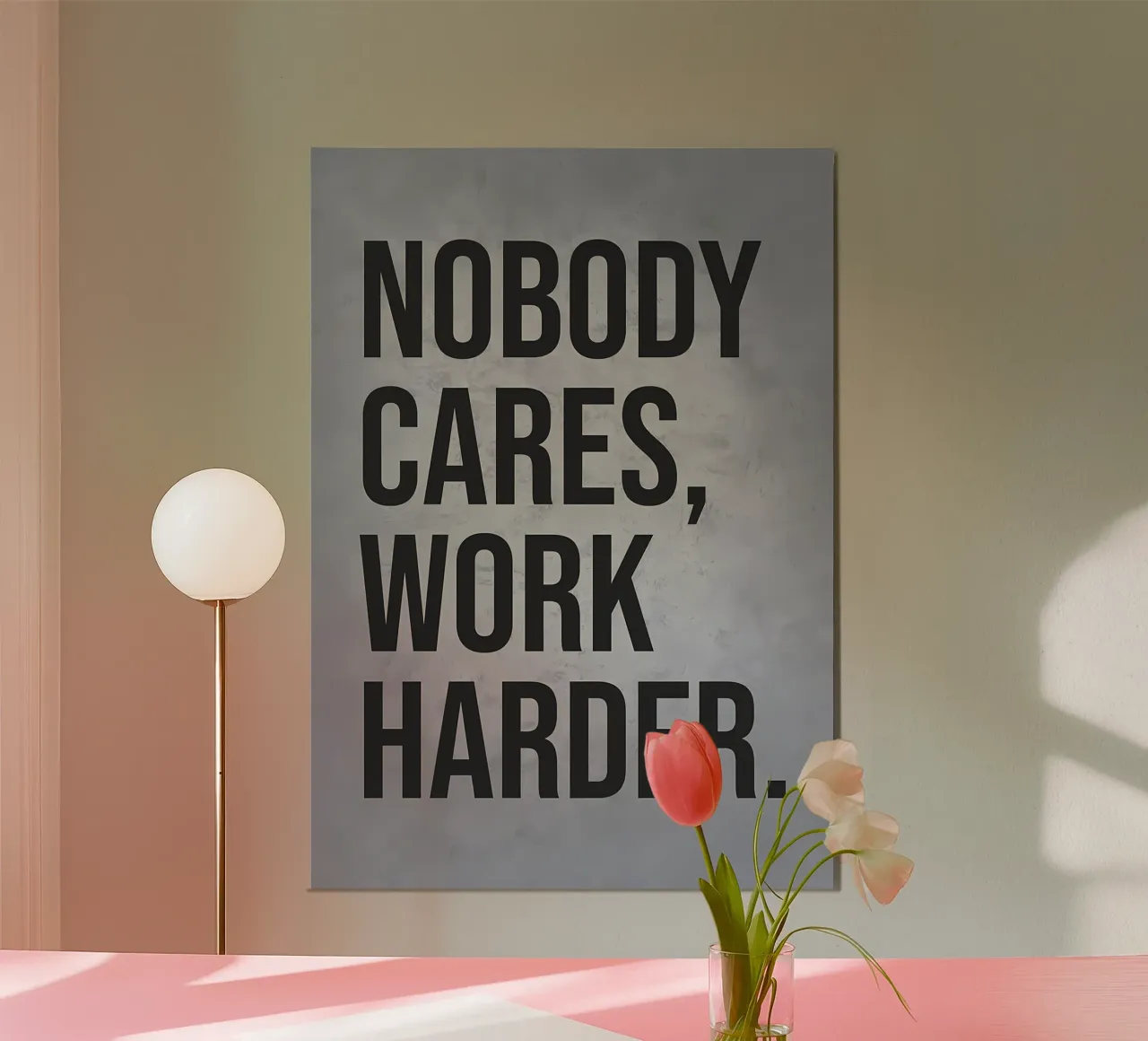 Non importa a nessuno, lavorate di più poster con telaio in legno da Delaplane