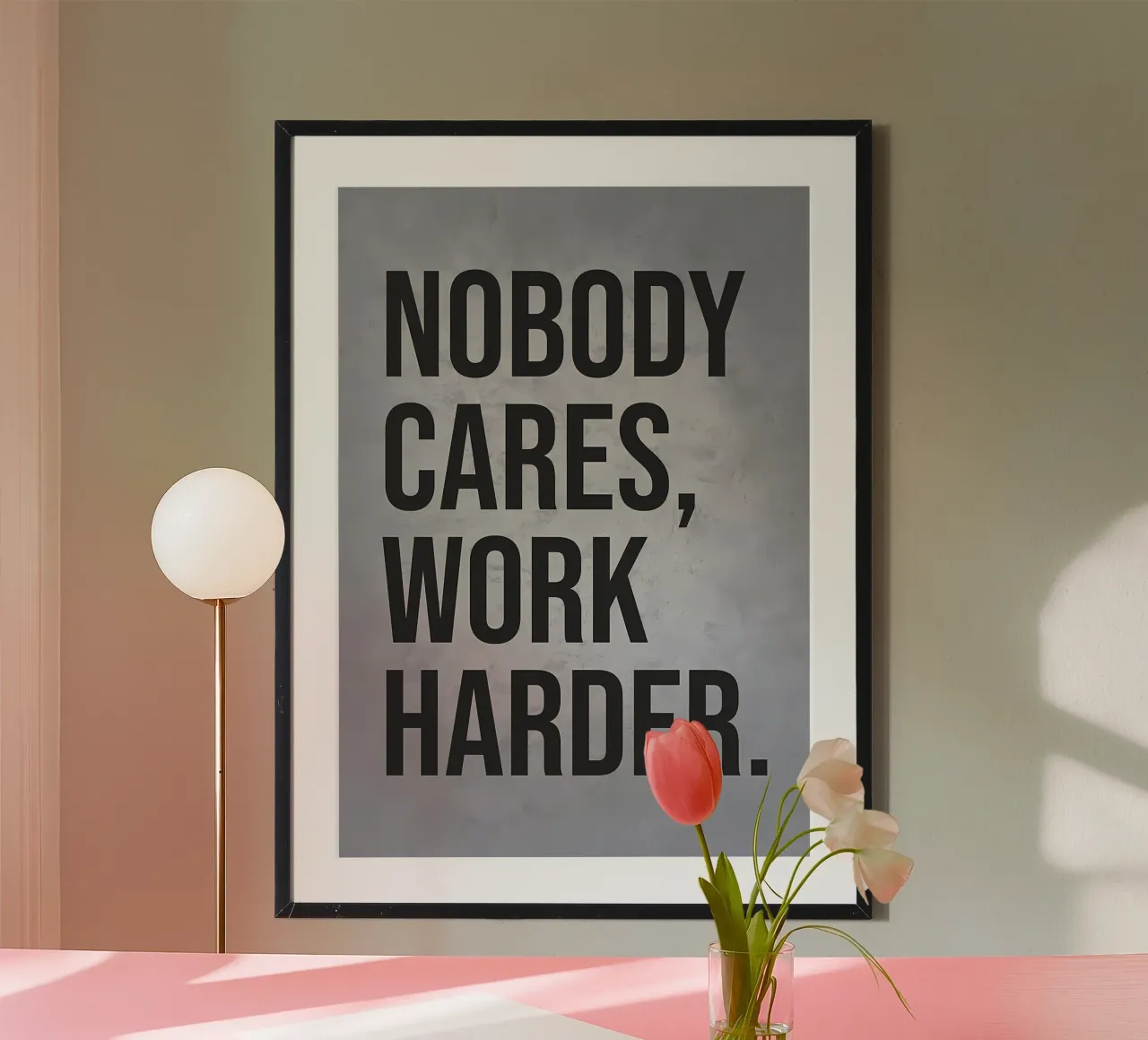 Non importa a nessuno, lavorate di più poster con telaio in legno da Delaplane