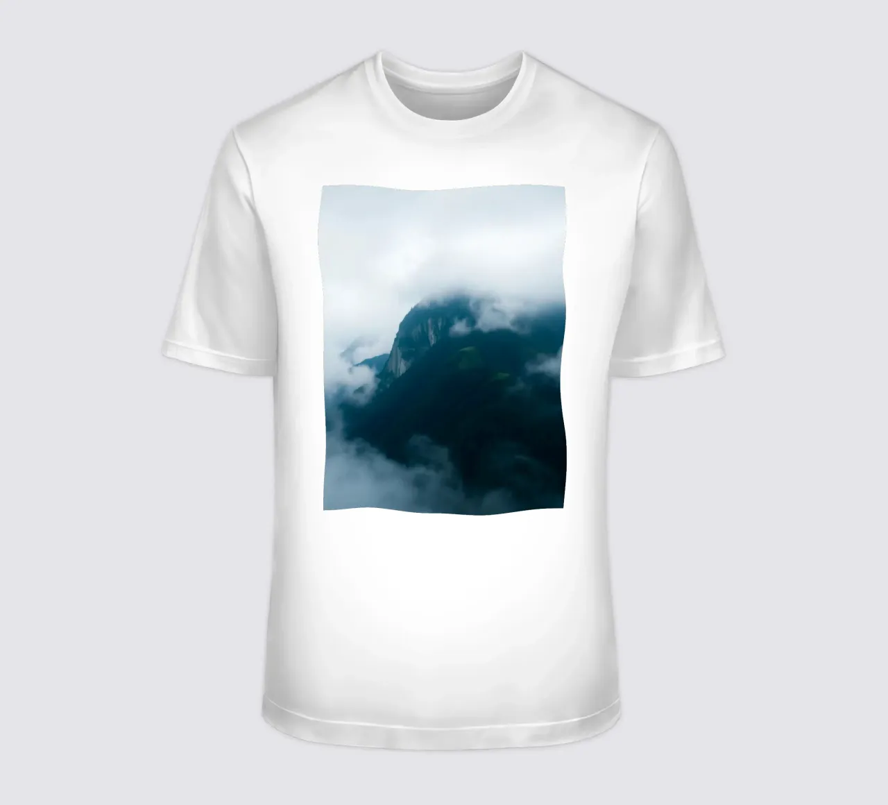 Catene montuose mistiche avvolte nella nebbia t-shirt da DesignDoodle