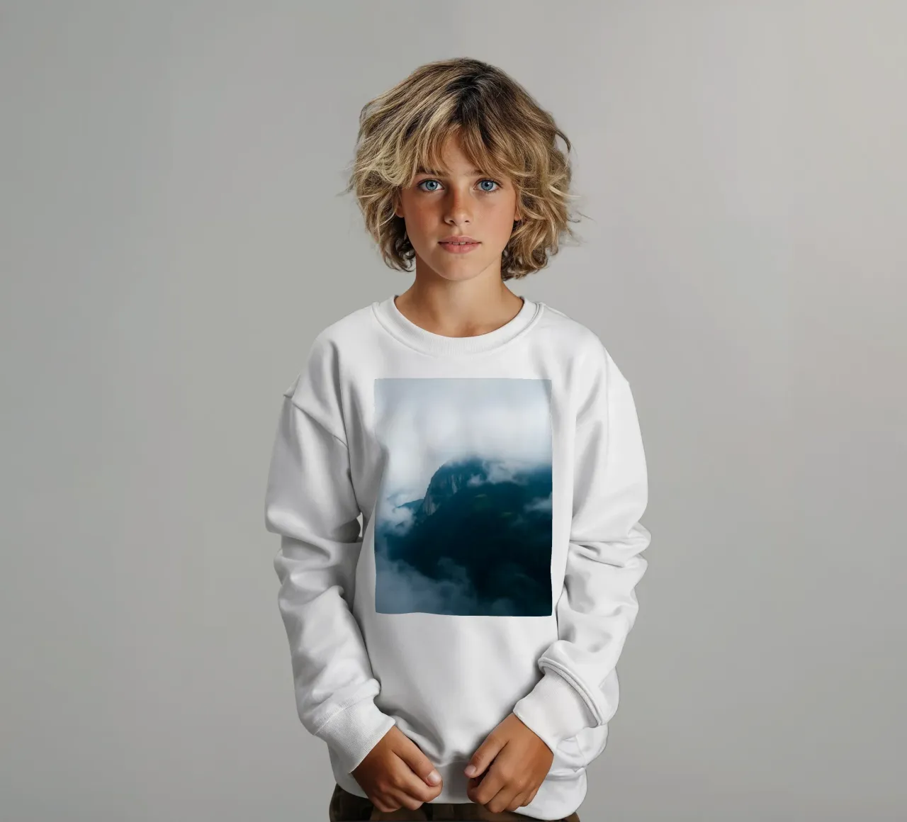 Catene montuose mistiche avvolte nella nebbia felpa bambino da DesignDoodle