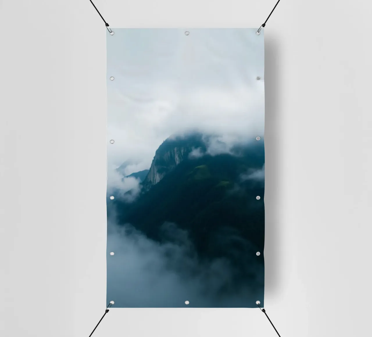 Catene montuose mistiche avvolte nella nebbia telo in pvc da DesignDoodle