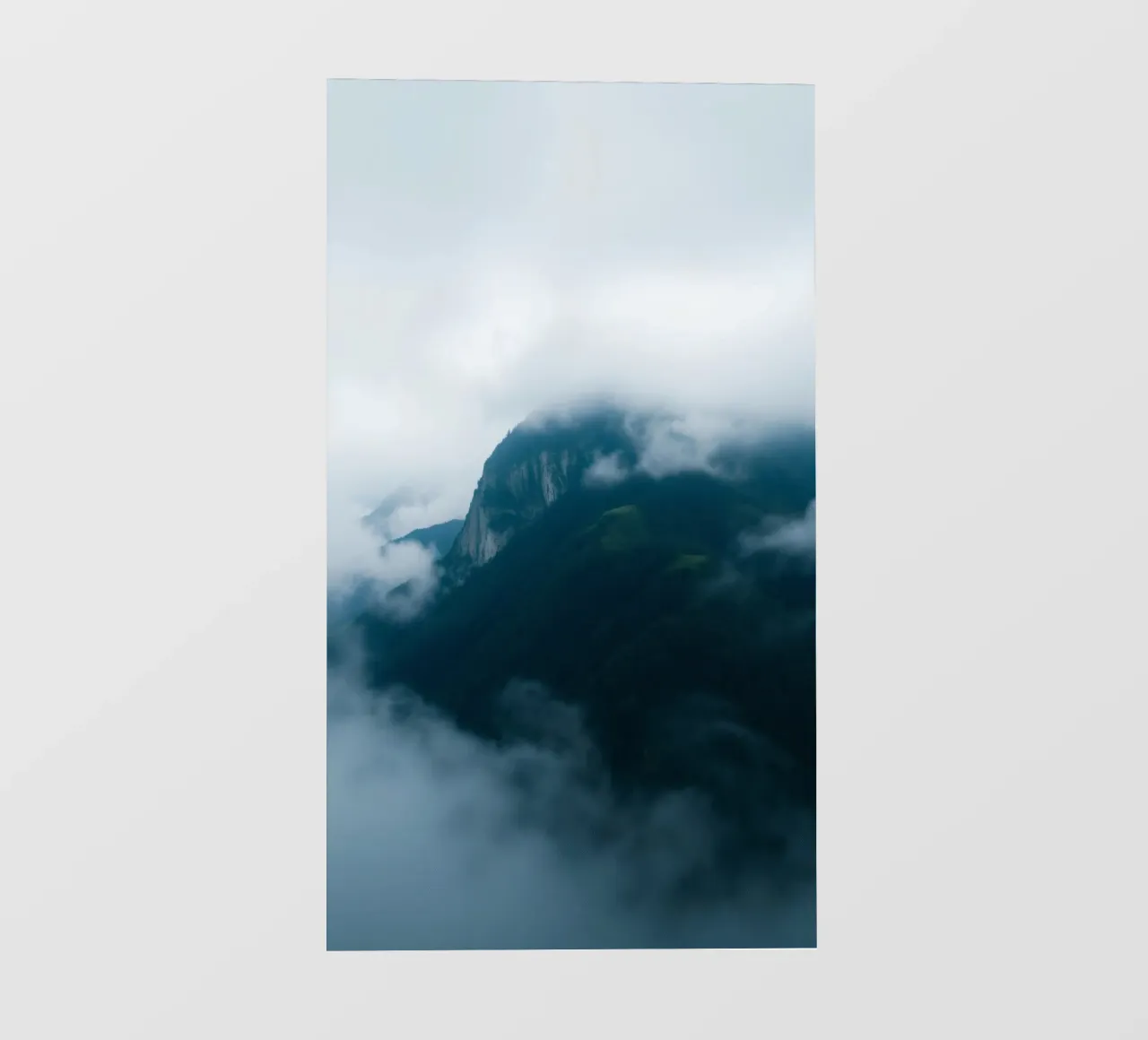 Catene montuose mistiche avvolte nella nebbia telo in pvc da DesignDoodle