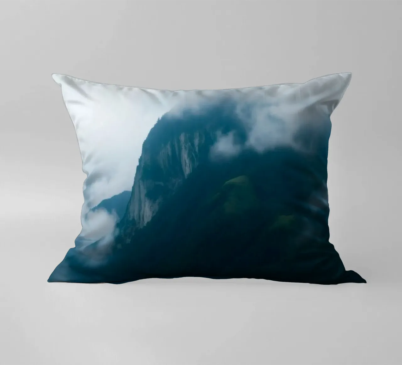 Catene montuose mistiche avvolte nella nebbia cuscino da DesignDoodle