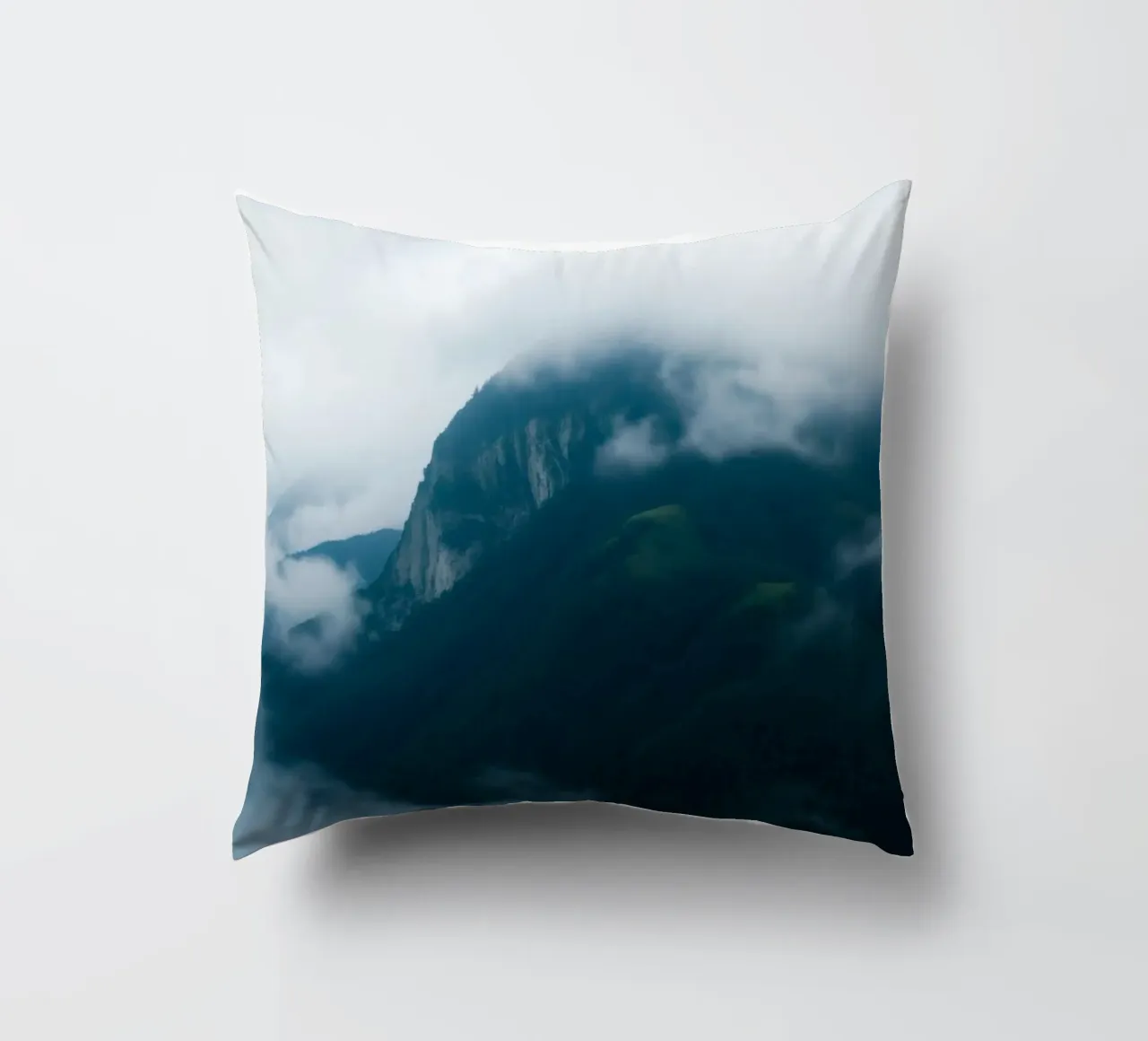 Catene montuose mistiche avvolte nella nebbia cuscino da DesignDoodle