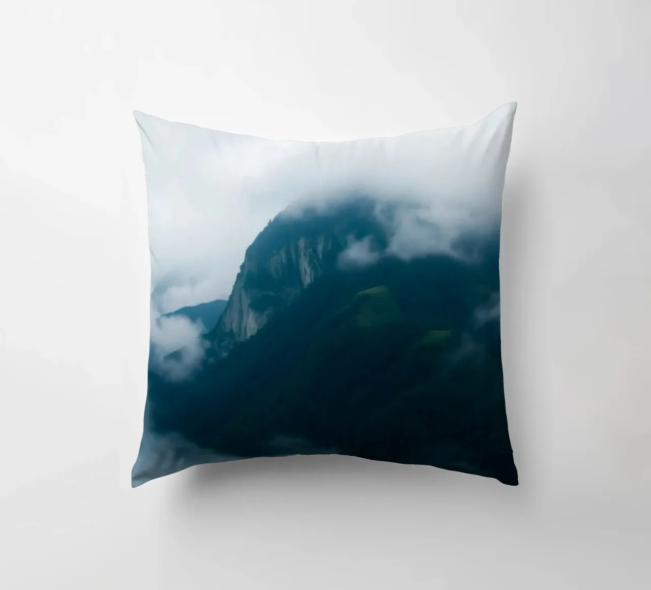Catene montuose mistiche avvolte nella nebbia cuscino da DesignDoodle