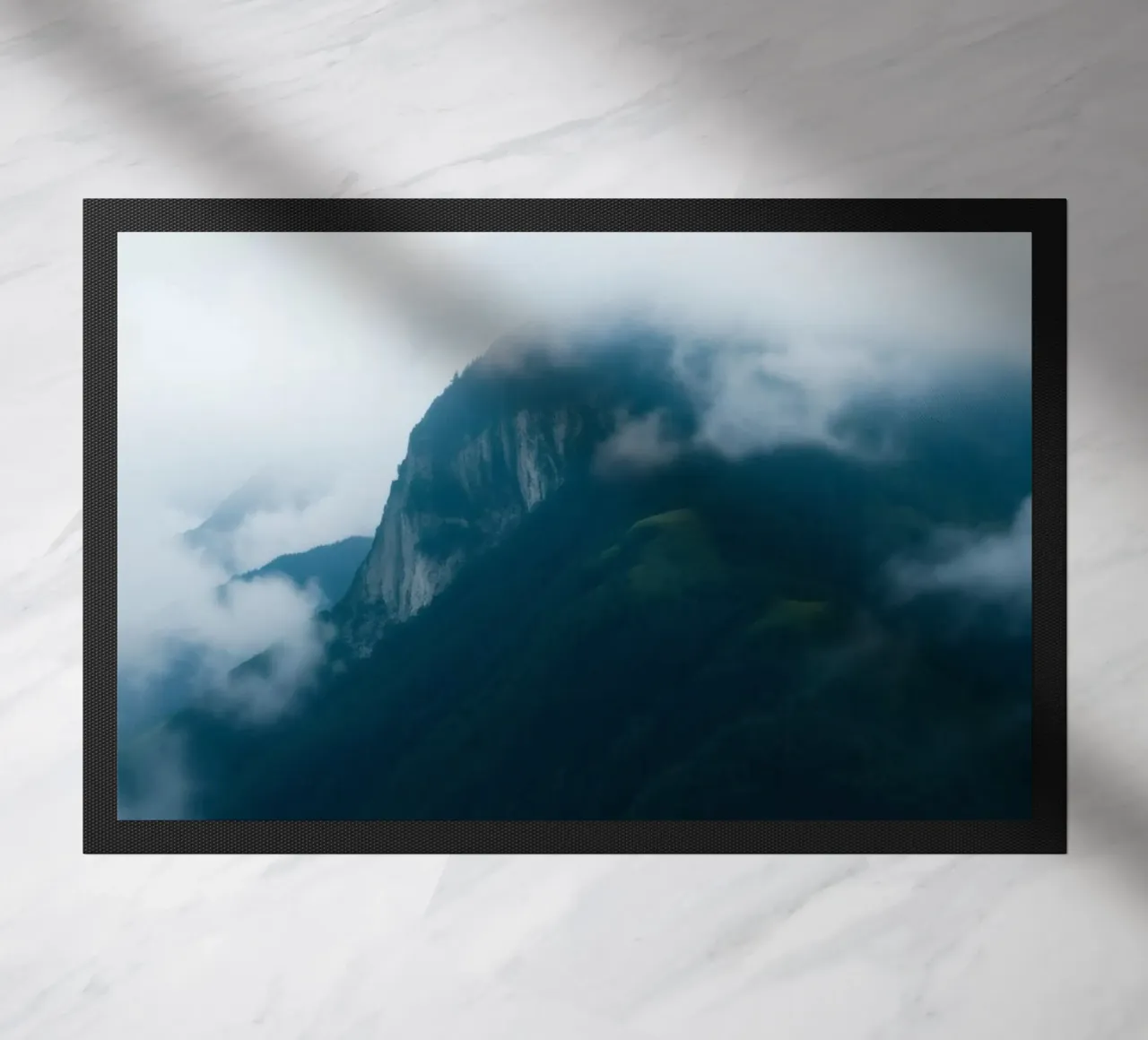 Catene montuose mistiche avvolte nella nebbia zerbino da DesignDoodle
