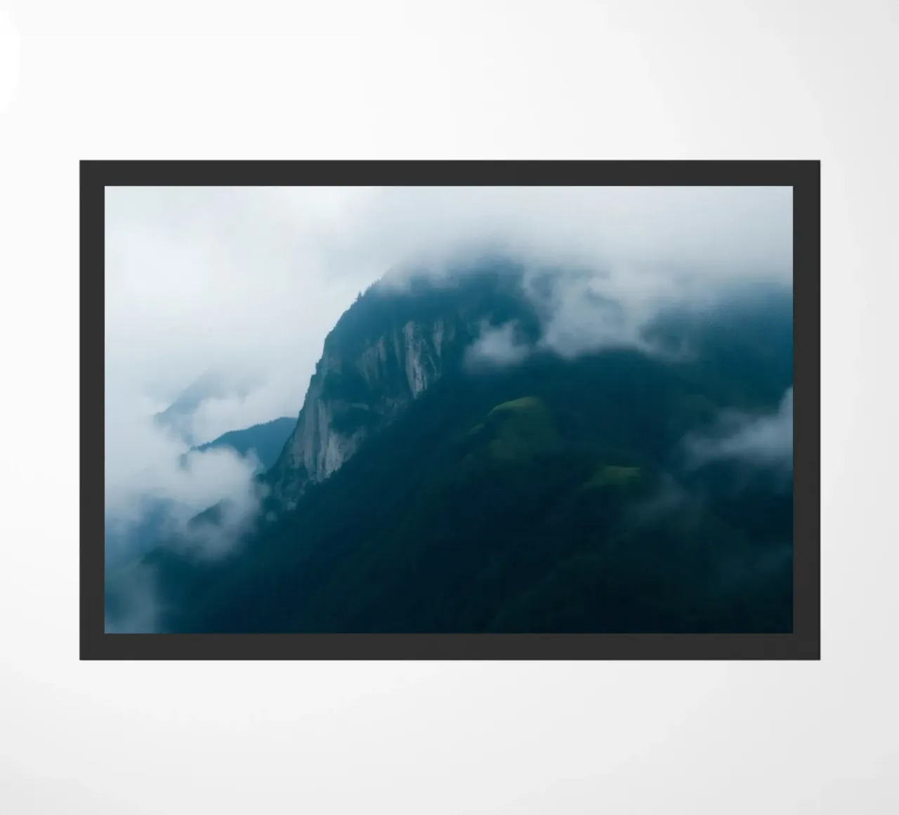 Catene montuose mistiche avvolte nella nebbia zerbino da DesignDoodle