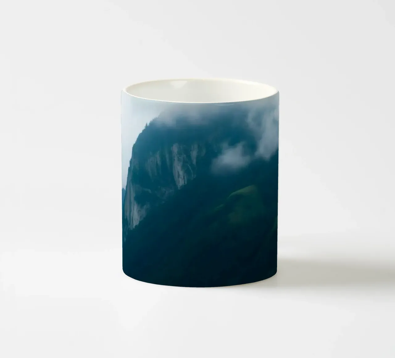 Catene montuose mistiche avvolte nella nebbia tazza in ceramica da DesignDoodle