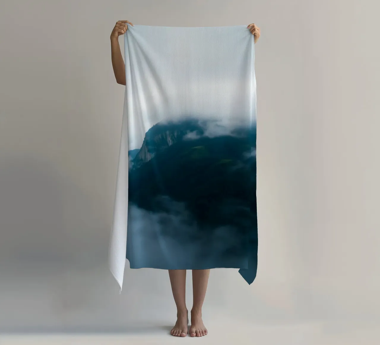Catene montuose mistiche avvolte nella nebbia telo mare da DesignDoodle