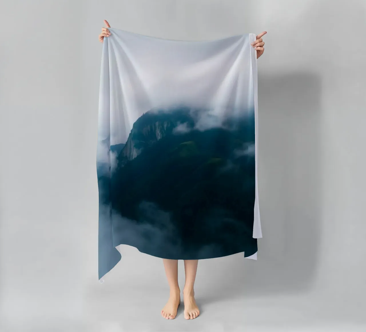 Catene montuose mistiche avvolte nella nebbia telo mare da DesignDoodle